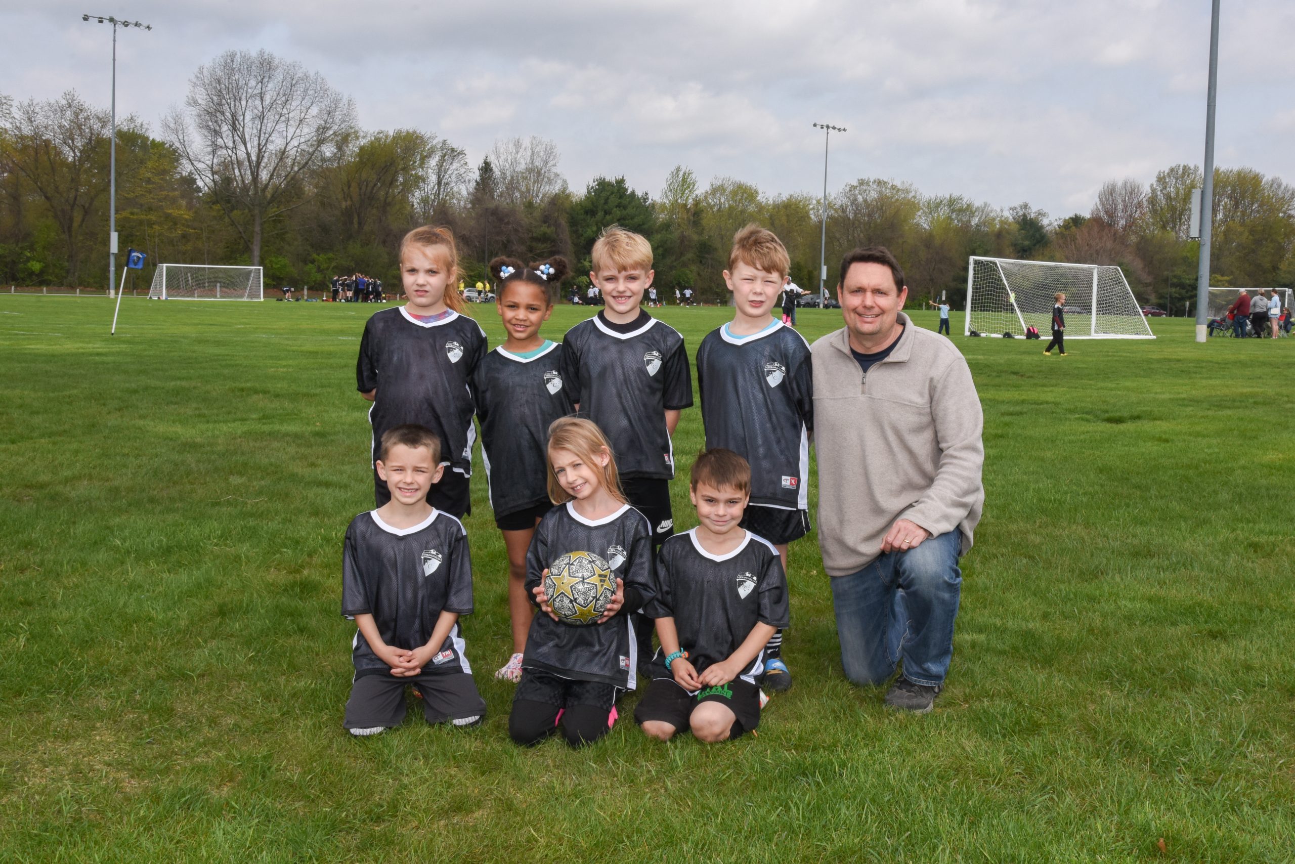 Kevin-Oberhouse-with-soccer-team